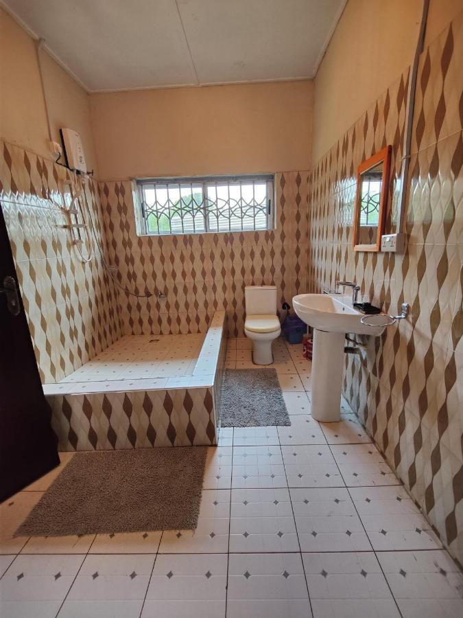Tumi Hostel Kumasi Buitenkant foto
