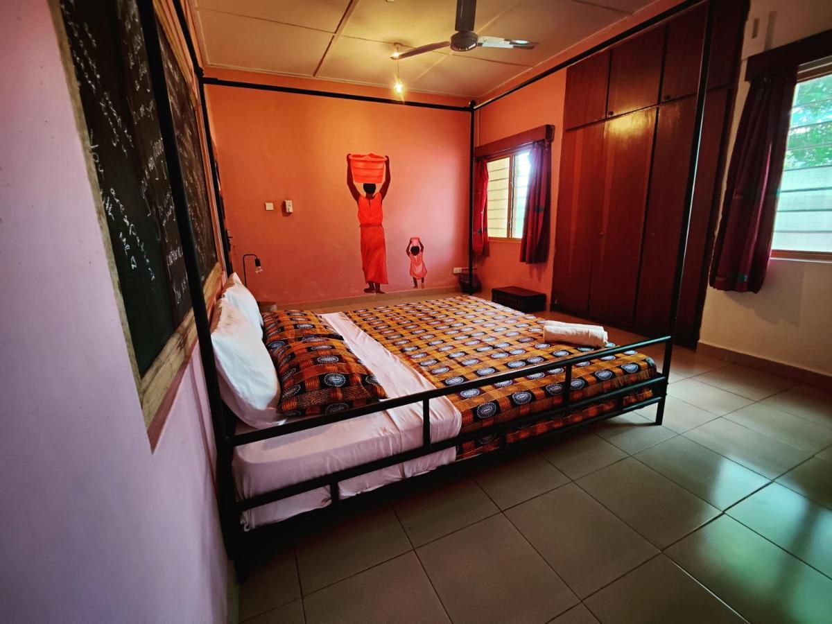 Tumi Hostel Kumasi Buitenkant foto