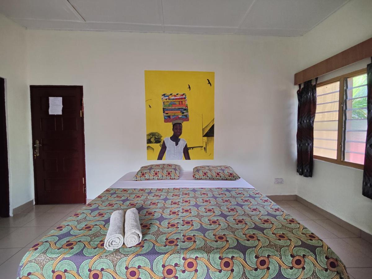 Tumi Hostel Kumasi Buitenkant foto