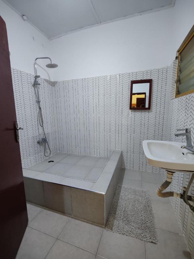 Tumi Hostel Kumasi Buitenkant foto