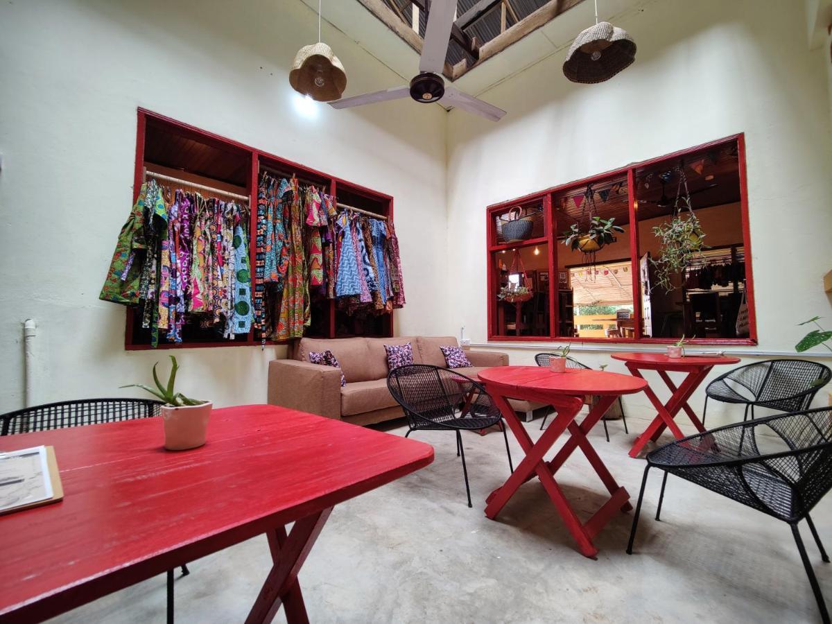Tumi Hostel Kumasi Buitenkant foto