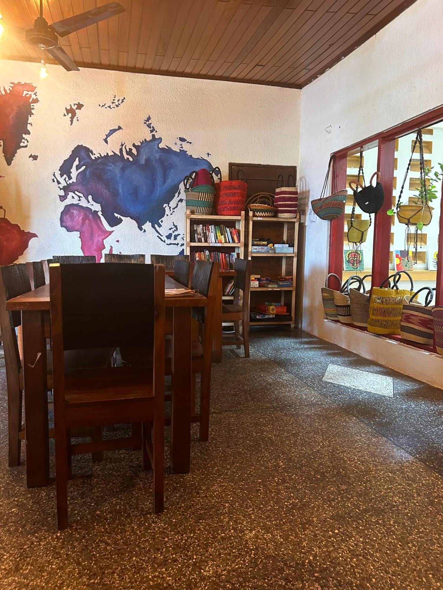 Tumi Hostel Kumasi Buitenkant foto
