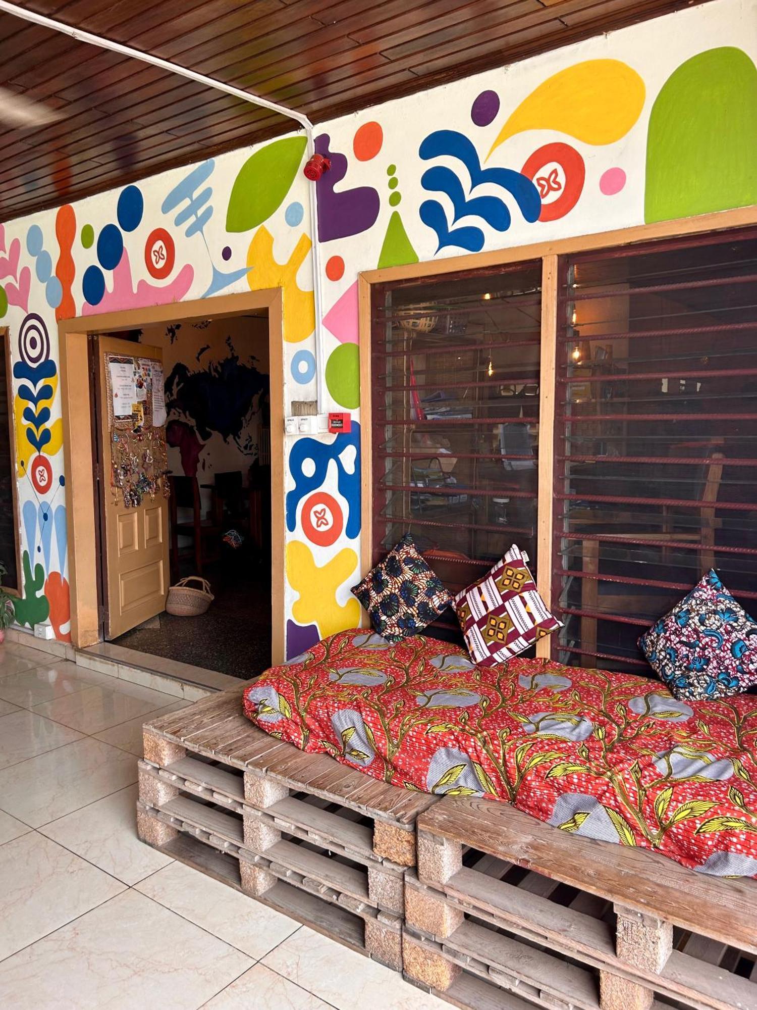 Tumi Hostel Kumasi Buitenkant foto
