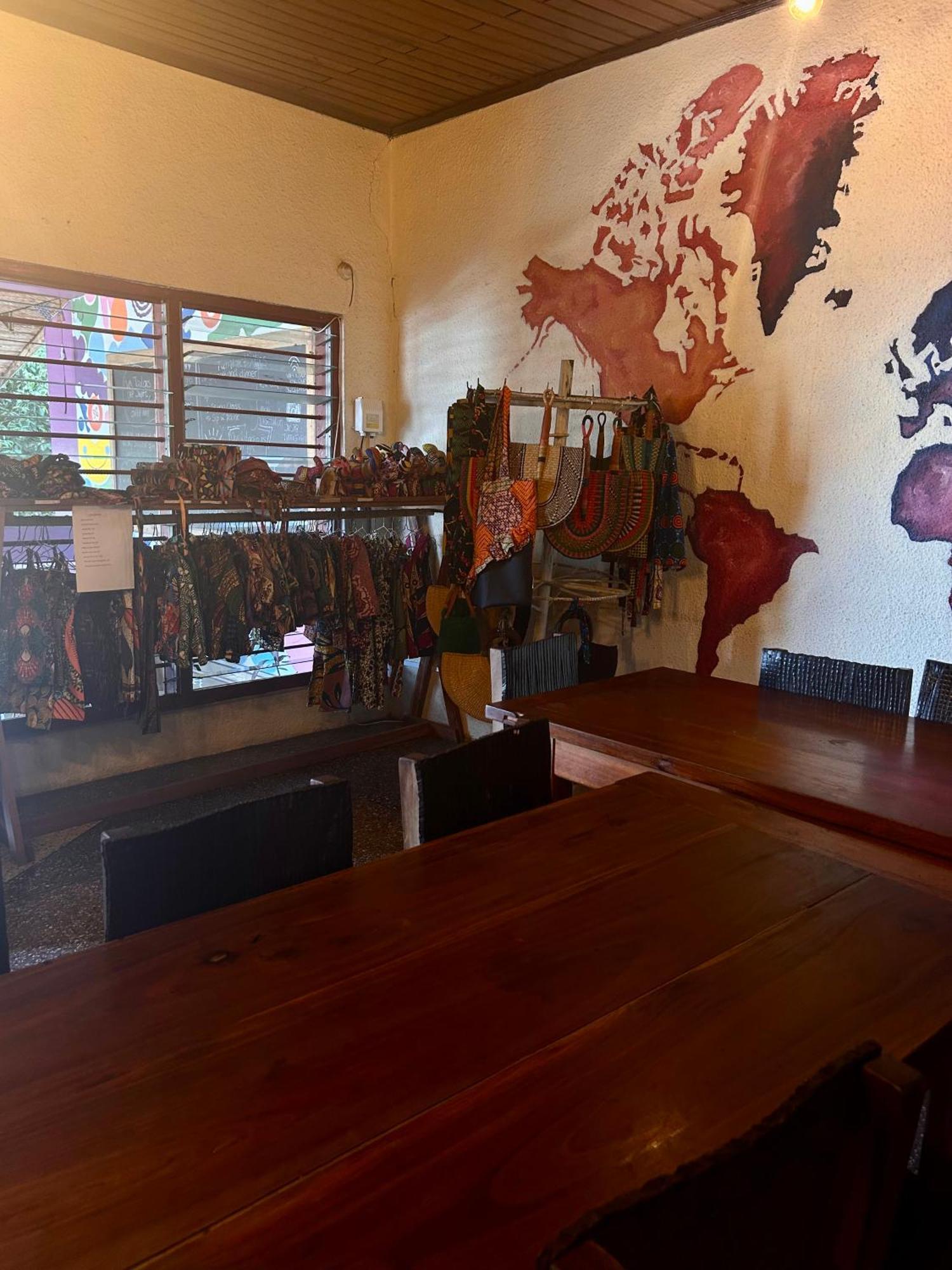 Tumi Hostel Kumasi Buitenkant foto