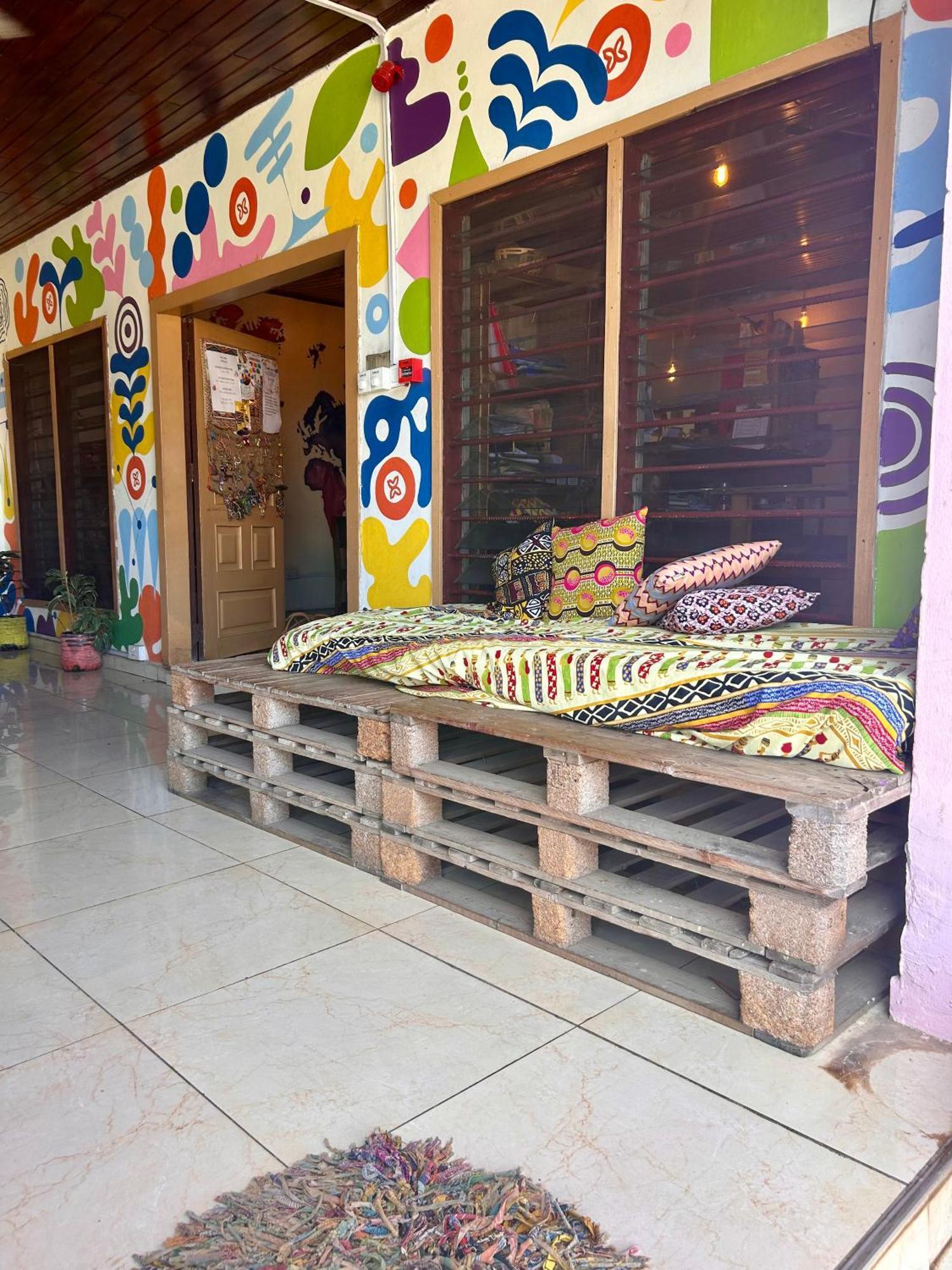 Tumi Hostel Kumasi Buitenkant foto