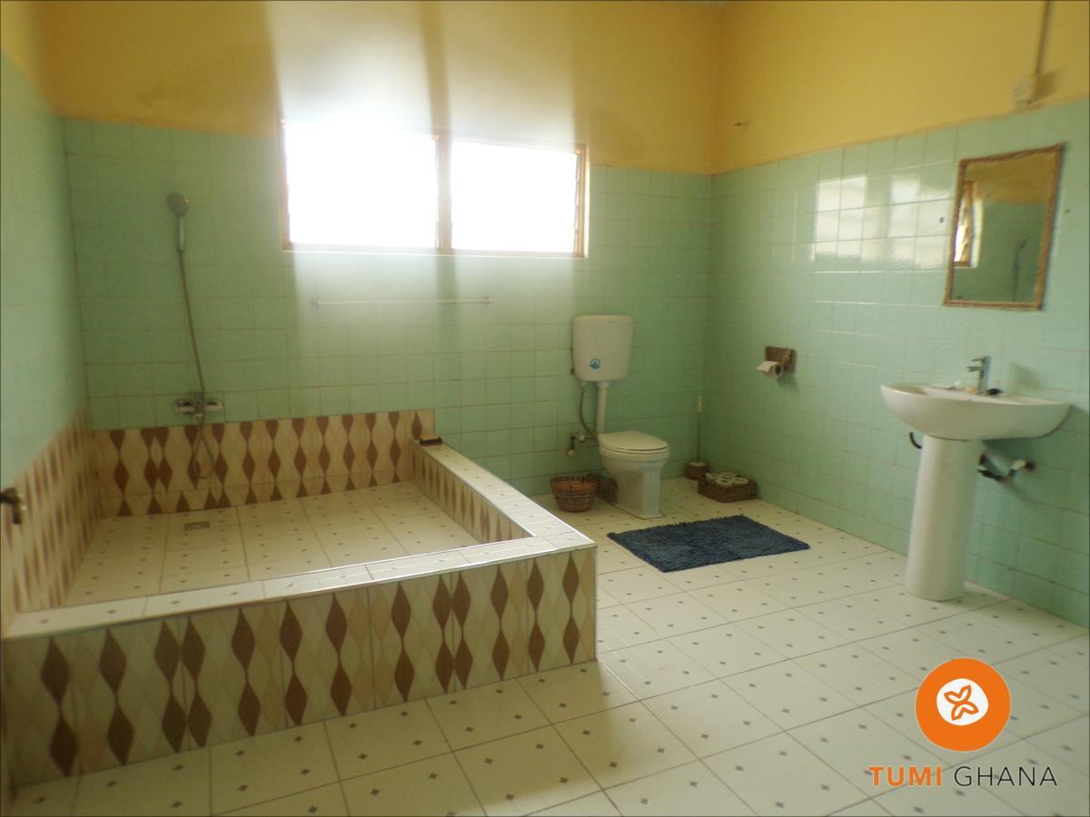 Tumi Hostel Kumasi Buitenkant foto